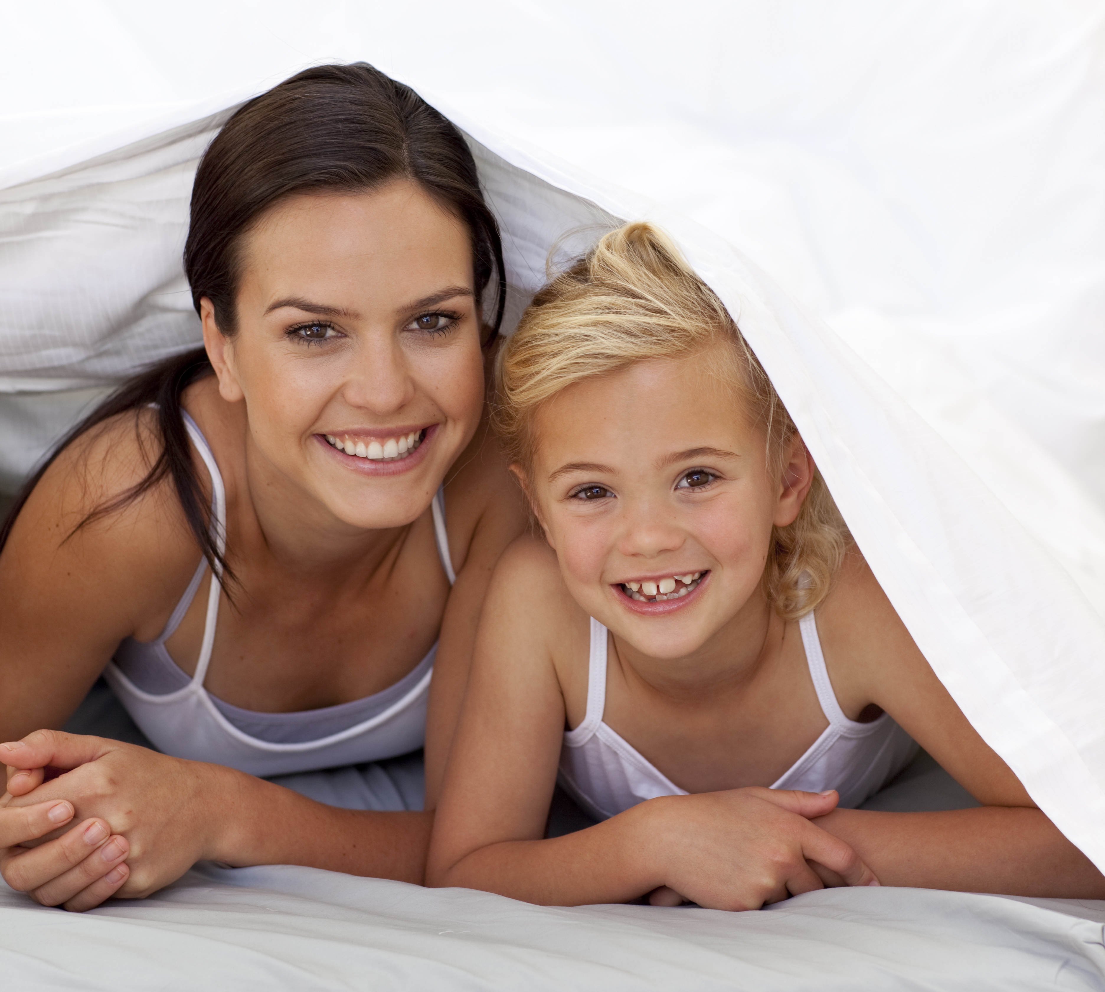 Hidden cam daughter. Мама с дочкой на матрасе. Дочка и мама под одеялом. Семья на кровати. Спальня для мамы и Дочки картинки.